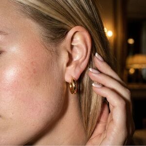 Versatile Classic 18K Gold Hoop Earrings